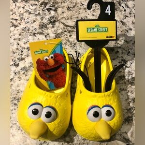 Kids Big bird sandals size 4 new